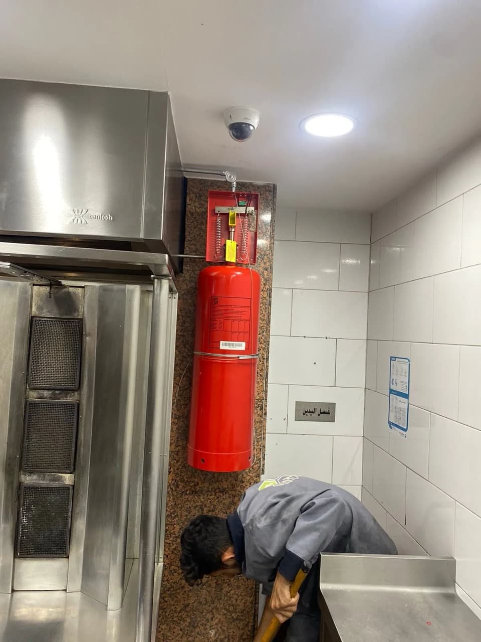 Tekniker installerar HoodSafer i ett kök